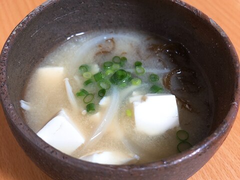 もずくと玉ねぎと豆腐のお味噌汁